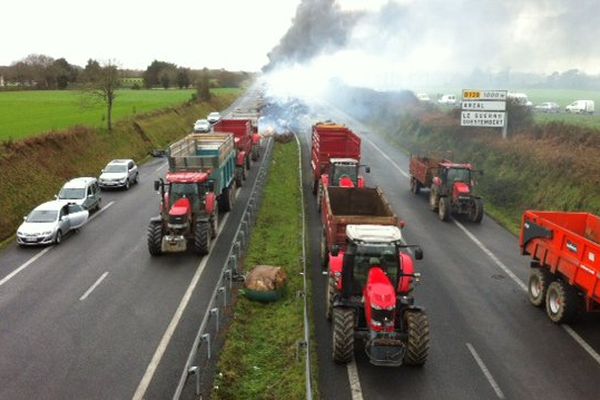 Le blocage de la voie express par les agriculteurs à Arzal (56) sur la RN165.