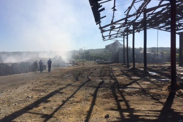 Ce qu'il reste du hangar à foin après l'incendie de Coussay-les-Bois (86)