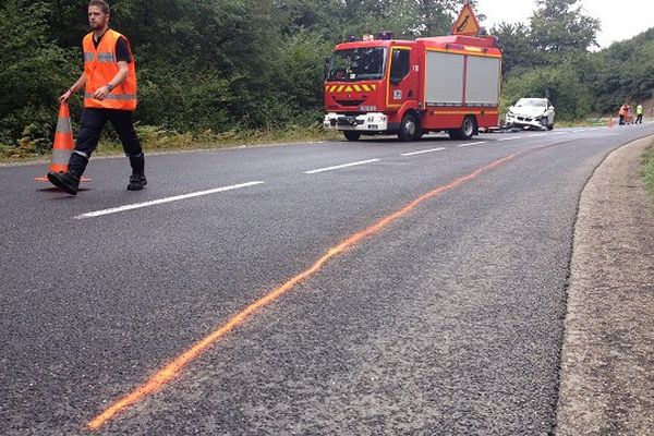 La marque orange indique la trace de glissade du véhicule accidenté