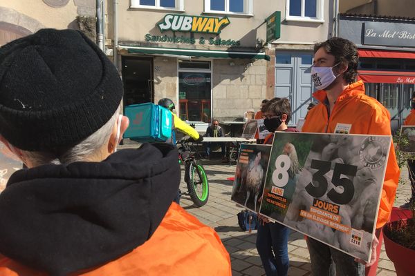 Les bénévoles devant l'enseigne américaine place de La Motte à Limoges