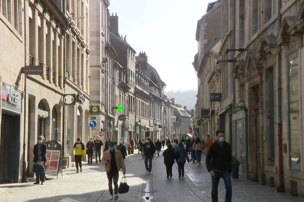 Dans le centre-ville de Besançon, les passants sont nombreux ces jours derniers