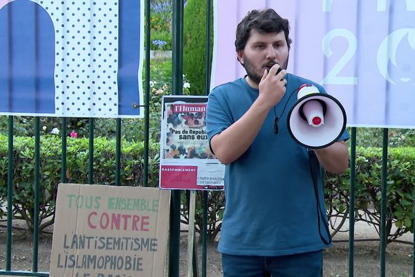 Un des participants au rassemblement anti RN.