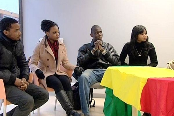 Les étudiants maliens saluent l'intervention militaire de la France au Mali.