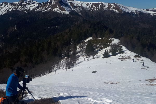 Dans les coulisses d'un tournage de l'équipe cantalienne Mad Cow au Lioran, mercredi 27 février