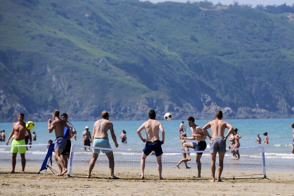 La plage des Rosaires à Plérin près de Saint Brieuc (Côtes d'Armor) lors d'une belle journée de juin 2017