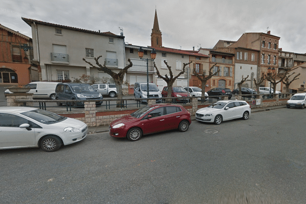 Sur la place de Woillemont, le stationnement de voitures-ventouses entrave la tenue de manifestations culturelles et du marché.