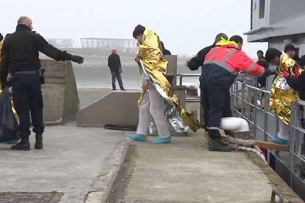 Les migrants secourus ont été débarqués au port de Calais ce vendredi matin.