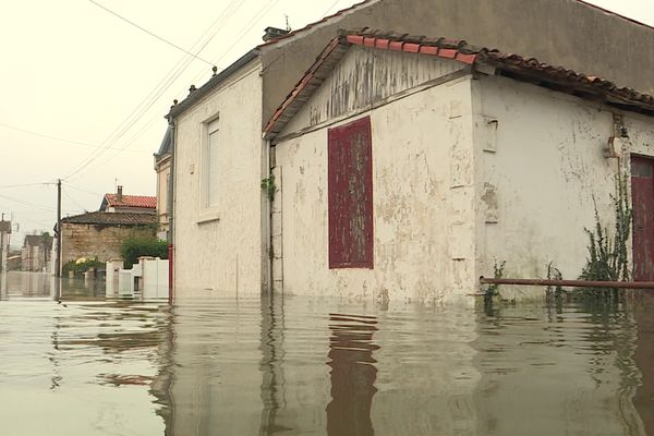 Des dizaines de maisons sont inondées à Saintes.