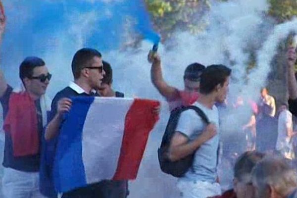 Les supporters de l'équipe de France ont mis le feu au lac, hier après le 5-2 de la France contre la Suisse.