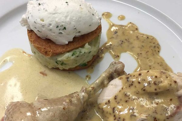 Poulet Bourbonnais à la moutarde de Charroux et sauce duchambay pâte pomme de terre revisité de Valérie Saignie chef de La ferme Saint Sébastien à Charroux.