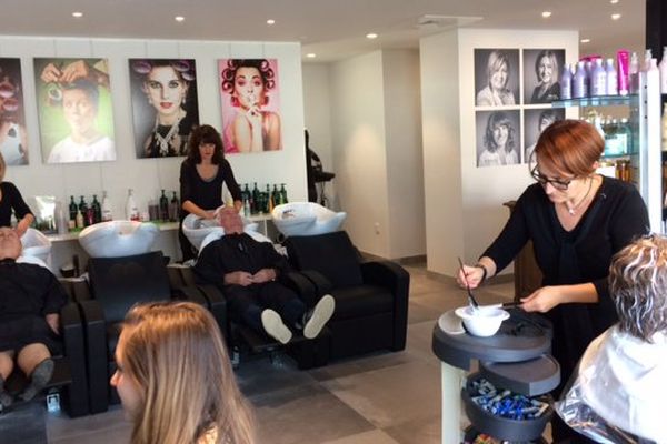 Les coiffeuses au travail dans leur salon partagé en co-working à Angoulême.