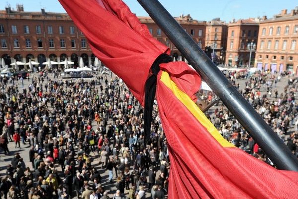 23 mars 2012 : Des centaines de personnes rassemblées place du Capitole en hommage aux victimes de Mohamed Merah