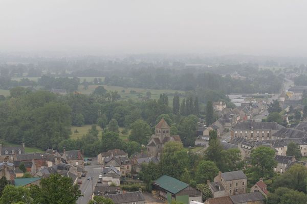 Dans l'Orne, Domfront passera le début de la matinée dans la grisaille avant de retrouver un ciel plus clair.