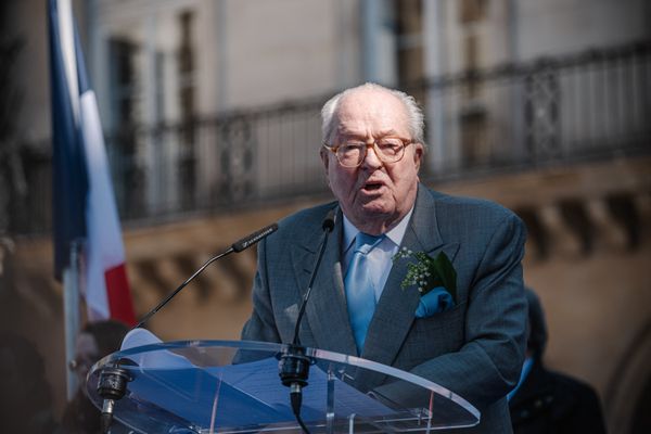 Jean-Marie Le Pen devant la statue de Jeanne d’Arc à Paris. Une cérémonie qui est un rituel pour le FN.