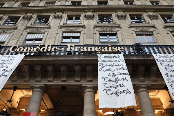 Des manifestants de l Opéra national de Paris et de la Comédie-Française ont mené une action pour protester contre la réforme des retraites et l'utilisation du 49-3 par le gouvernement. Le 1 mars 2020 place la Colette, à Paris.