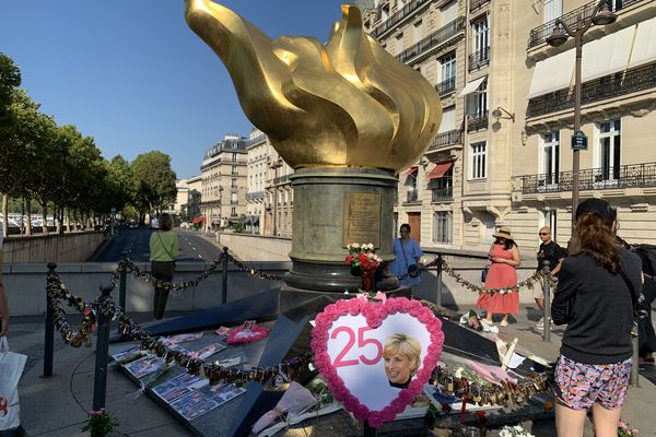 La statue de la flamme de la liberté dans le 16e arrondissement de Paris est devenue au fil des années un lieu de commémoration.