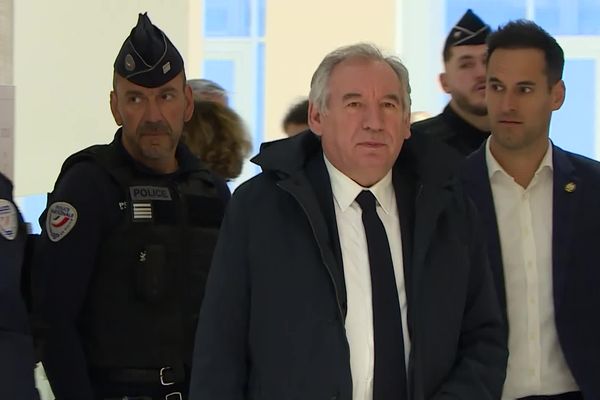 Le président du MoDem et maire de Pau François Bayrou, lors de son arrivée au tribunal judiciaire de Paris, ce lundi 5 février pour le jugement dans l'affaire des assistants parlementaires européens.