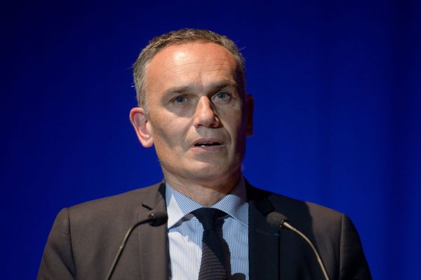 16/05/2019 - Arnaud Danjean (candidat). Dans la salle Marcel Sembat (Chalon-sur-Saône), meeting des Républicains dans le cadre de la campagne pour les élections européennes.