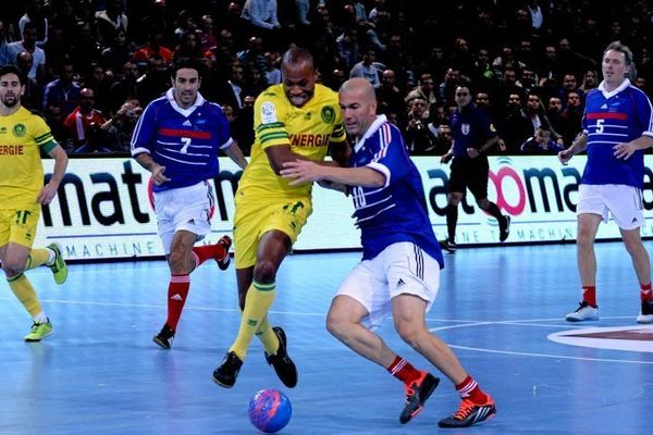 Les canaris se sont frottés à Zizou !