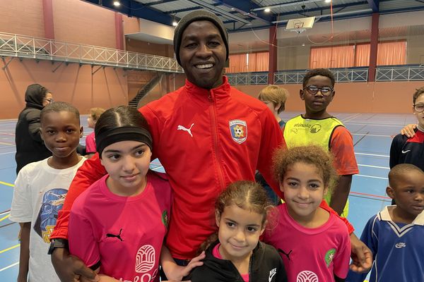 Ahmed Salem entouré des jeunes joueurs qu'il encadre au club de football de Langres.