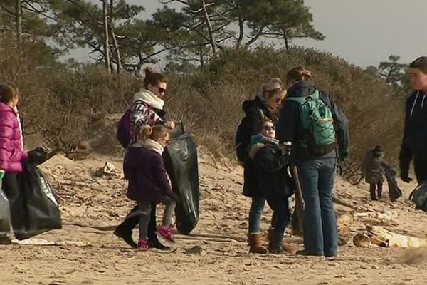 Les bénévoles au travail à St-Palais-sur-Mer près de Royan.