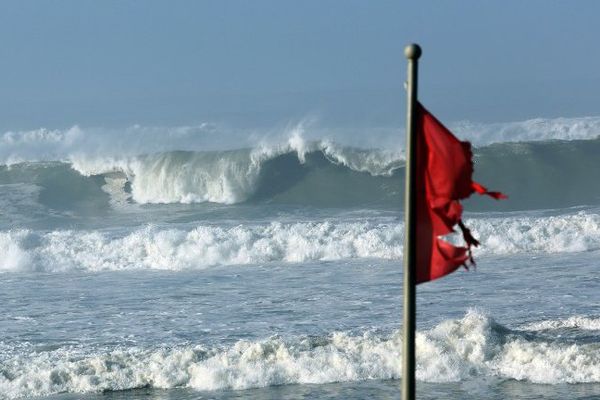 Le drapeau rouge levé sur la plage de Mimizan en 2014. 