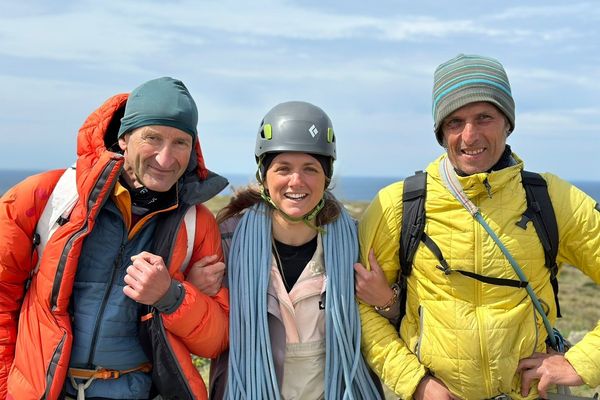 Pour sa dernière émission Littoral, Marine Barnérias va grimper les falaises de Pen Hir en bonne compagnie !  Yannick Tissier, moniteur d'escalade et Serge Hardy, alpiniste seront là pour lui prodiguer les bons conseils.