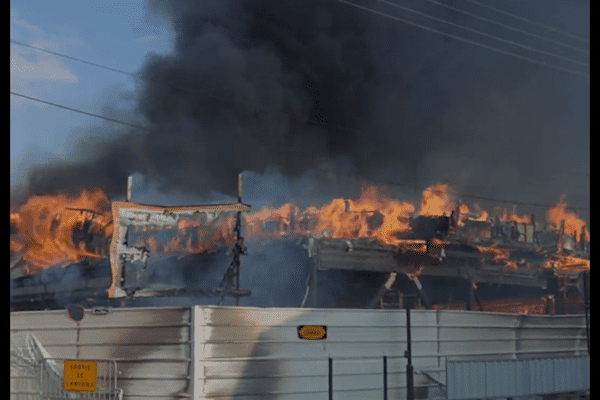 L'école Jules Ferry en proie aux flammes