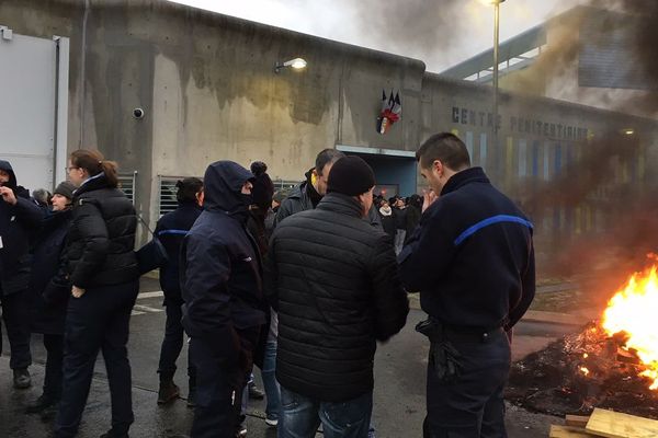 les surveillants pénitentiaires refusent, chaque jours, de prendre leurs postes en bloquant totalement l'établissement de Saran. Le mouvement continue ce lundi 22 janviers de 6h00 à 10h00