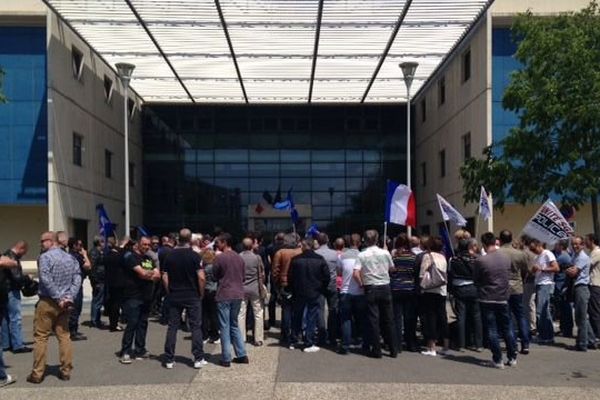 Une centaine de policiers devant l'hôtel de police de Nîmes le 17 mai 2016