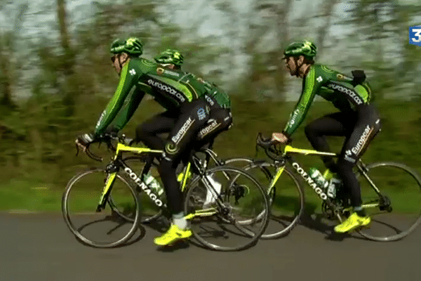 Sortie de 3 coureurs de l'équipe Europcar entre la Roche sur Yon et les Essarts.