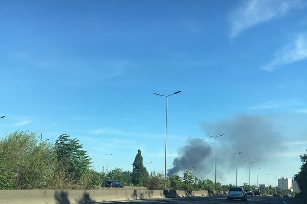 Une colonne de fumée noire dans le ciel, après un incendie dans la zone industrielle de Thiais.