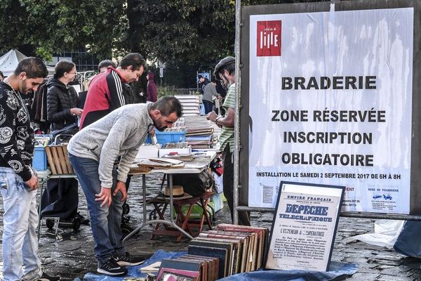 La Braderie de Lille est le plus grand marché aux puces d'Europe. Il accueille chaque année environ deux millions de visiteurs.