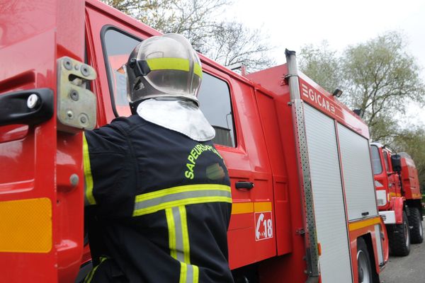 Une quinzaine de pompiers est mobilisée depuis 12h30 ce jeudi 18 octobre dans un sous-bous de résineux et de feuillus de la commune d'Aussois, en Savoie.  