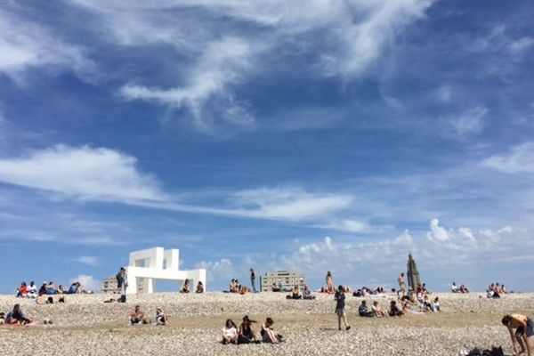 La sculpture monumentale des artistes Lang et Baumann sur la plage du Havre