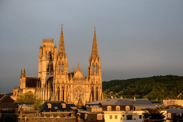 La mairie de Rouen a annoncé le 26 octobre la fermeture temporaire de l'abbatiale Saint-Ouen en raison de risques de chutes de pierres. 