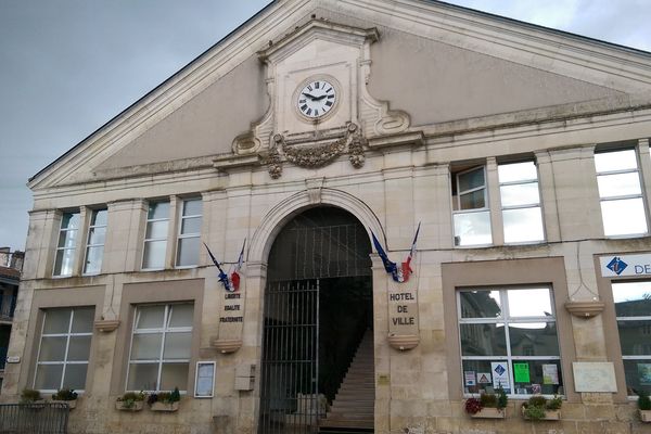 L'hôtel de ville de Gençay. 