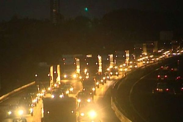 Les routiers, piégés sur l' A9 à cause du camion citerne en feu dans l'Hérault. Samedi, ils étaient encore des dizaines à attendre de pouvoir repartir.