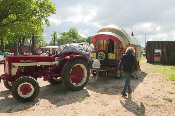 Un tracteur et une roulotte, un moyen de transport vers le bonheur simple