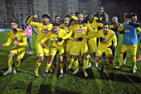 La joie des joueurs de St Priest qui se qualifient pour les 1/8 eme de finale de la coupe de France, après leur victoire contre Romorantin le 21 janvier 2024.