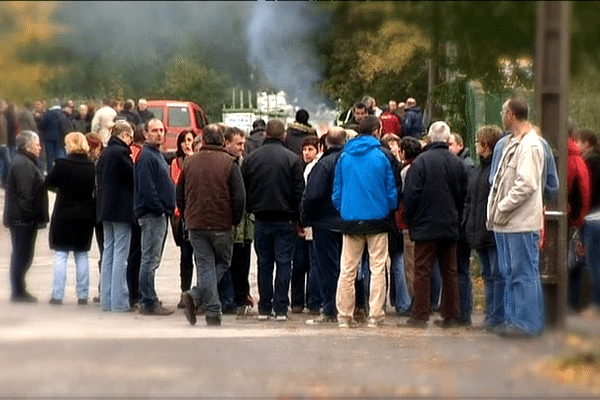 Les salariés de Doux devant les grilles de leur usine.