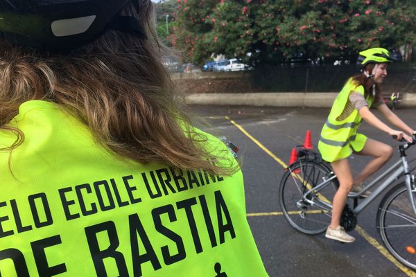 En ville, l'absence de piste cyclable inquiète les jeunes apprenties. 