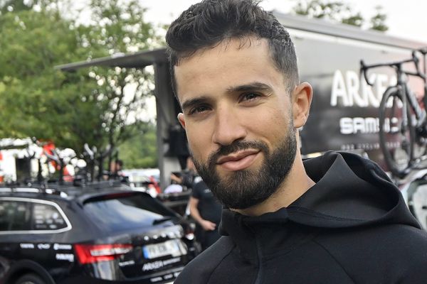 Nacer Bouhanni, équipe Arkéa Samsic, en reconnaissance à Landerneau pour le Tour de France 2021. Le 24 juin 2021.