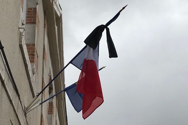 Drapeaux en berne sur la façade de la Mairie de Mareau-aux-Prés