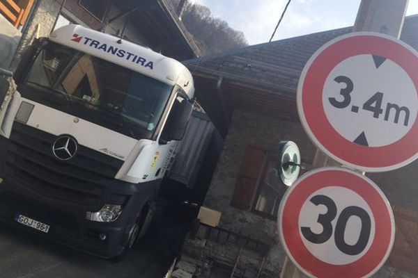 Camion coincé dans un hameau de Saint-Pierre-d'Albigny 