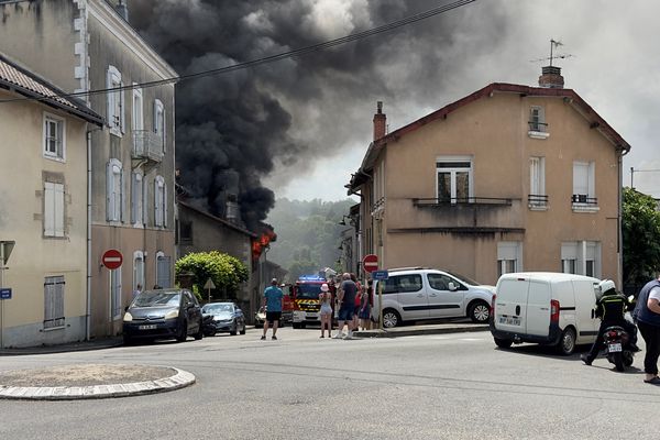 Violent incendie à Saint-Junien ce dimanche 28 mai 2023.