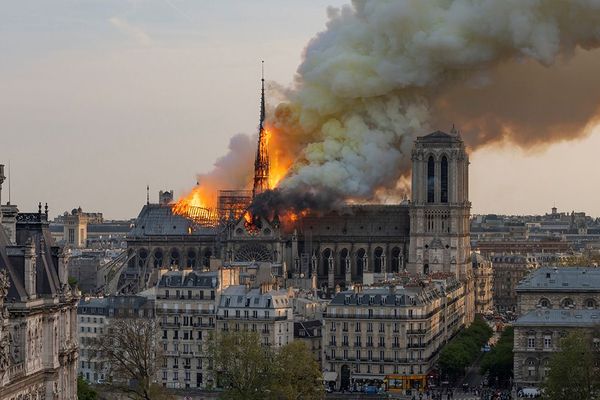 La flèche de Notre-Dame de Paris en flammes finira par s'écrouler sur l'édifice