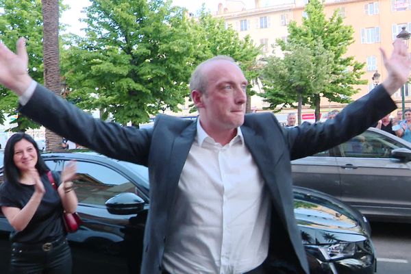 Laurent Marcangeli, applaudi par ses soutiens devant l'hôtel de ville d'Ajaccio, après la tombée des résultats du second tour.