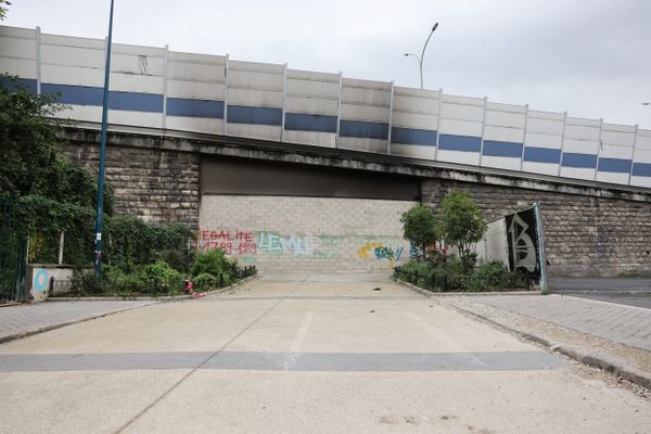 Baptisé "Mur de la honte", il a été construit fin septembre sous le pont qui sépare Paris de la ville de Pantin (Seine-Saint-Denis) après l'évacuation de consommateurs de crack des jardins d'Éole.