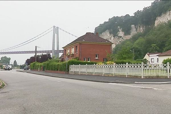 Près du pont de Tancarville, des maisons sont menacées par la chute de pans de falaise